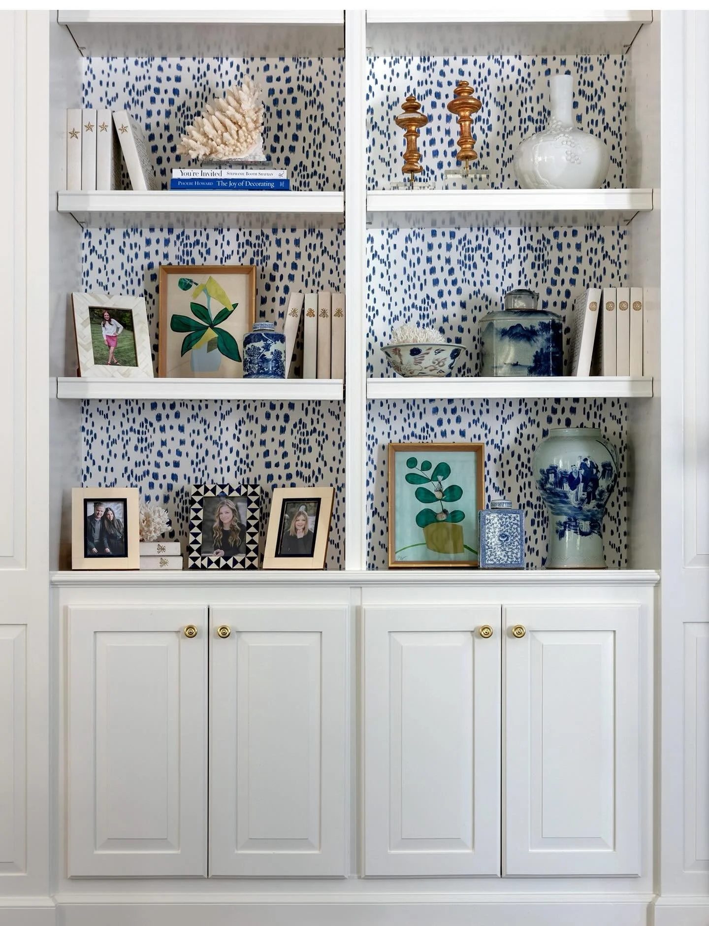 Hello #wallpaperwednesday 💙

📸 @rettpeek 
#blueandwhite #brunschwigandfils