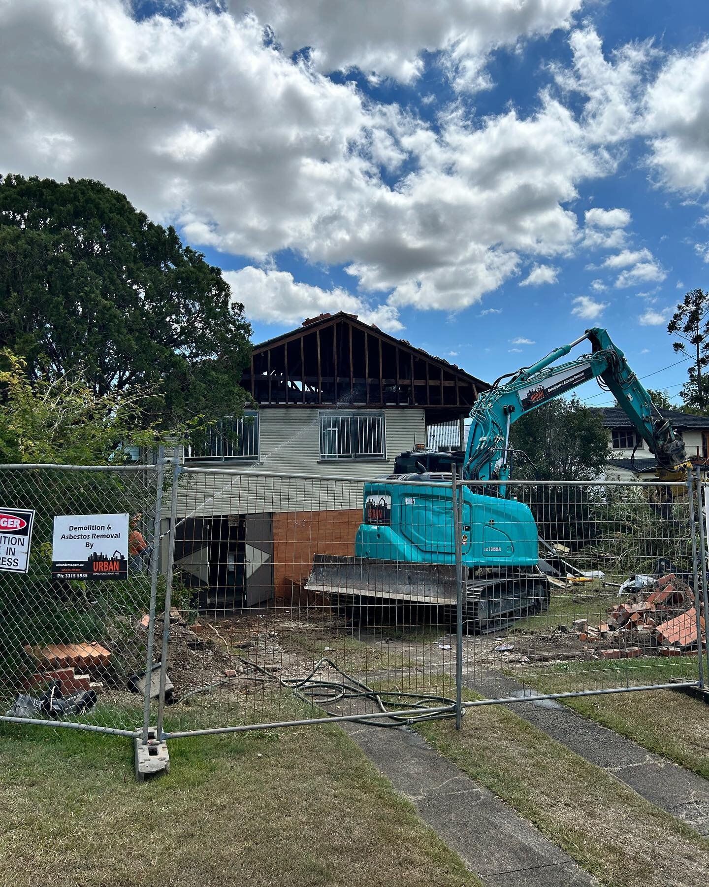 Demolition is underway at No. 88 ! We&rsquo;re off and racing now, looking forward to seeing this luxury executive family home evolve ! Thanks @urban_demolitions #brisbanepropertydevelopment #propertydevelopment #brisbanedemolition #camphill