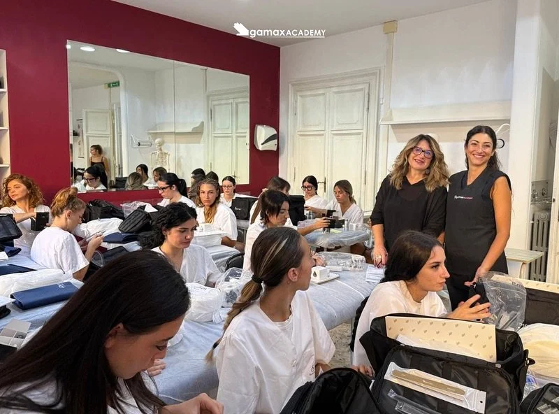 Condividere la nostra passione &egrave; la cosa pi&ugrave; bella del mondo! 💖

La settimana scorsa siamo stati alla @sem.scuolaesteticamoderna per una sessione di formazione intensa e super entusiasmante. 

Abbiamo raccontato il nostro lavoro, condi