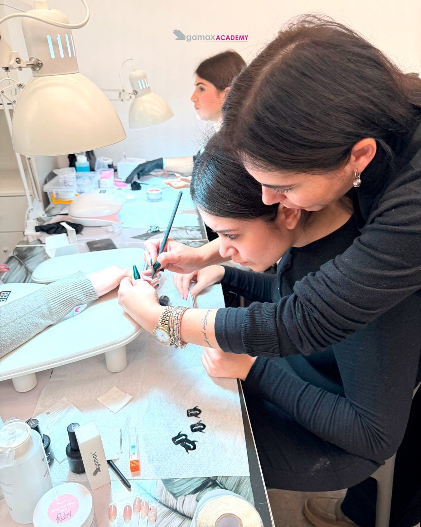 Nelle nostre Gamax Academy non apprendi solo la tecnica, impari a credere nelle tue mani ❤️

Dimentica le lunghe ore di teoria noiosa: qui si sperimenta, si sbaglia e si cresce, seguite passo passo dalle nostre master 🎓

Entra nelle nostre classi: s