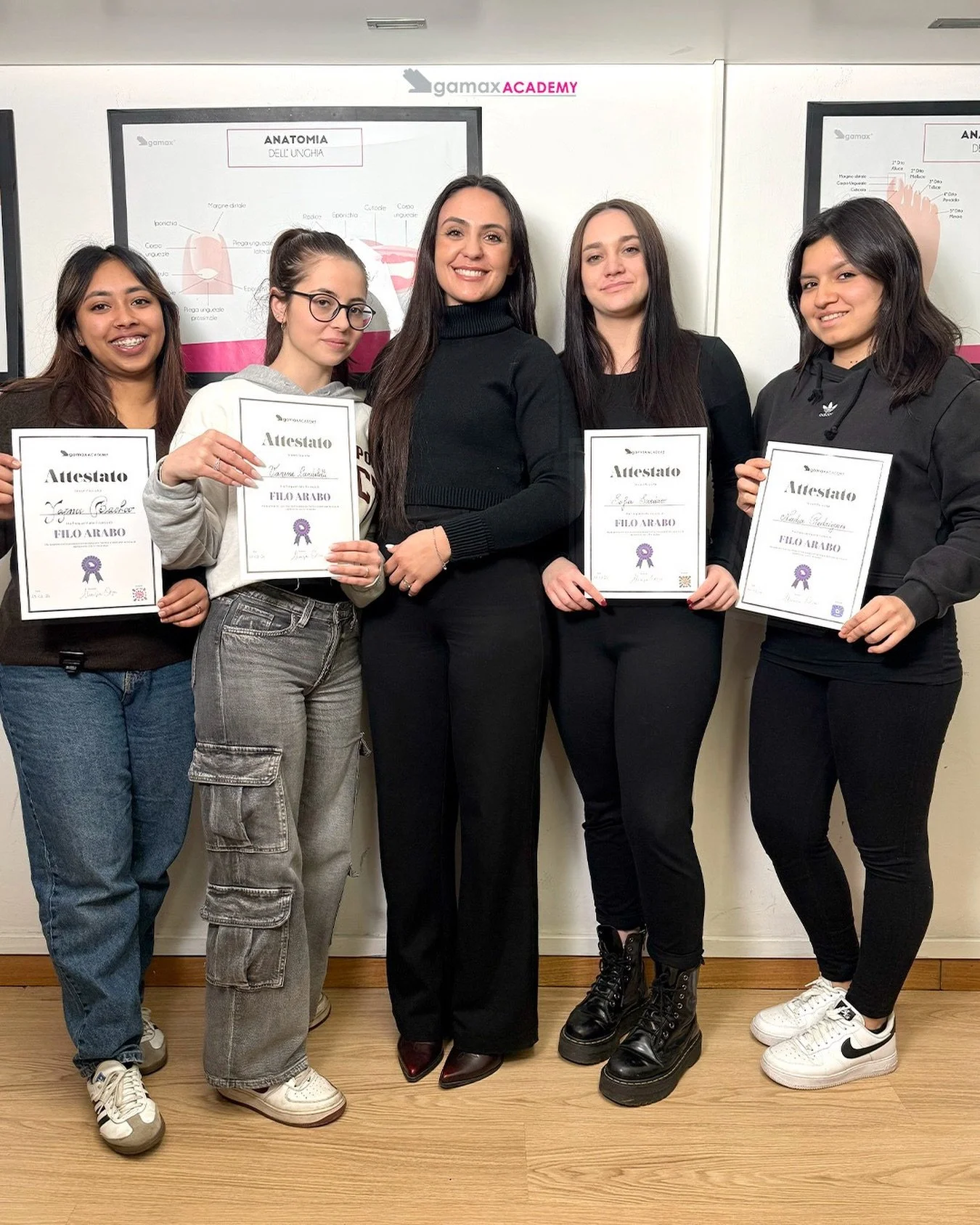 Il sorriso di chi sa di avercela fatta ✨🎓

Non &egrave; solo un pezzo di carta, l&rsquo;attestato &egrave; la prova dell&rsquo;impegno, della passione e di tutte le ore passate a perfezionare ogni dettaglio. 

Oggi queste allieve escono dall&rsquo;a