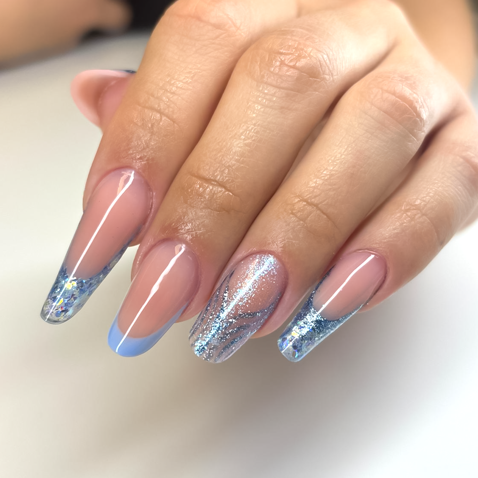 Manicure con smalto bianco e blu su due mani, sfondo bianco.