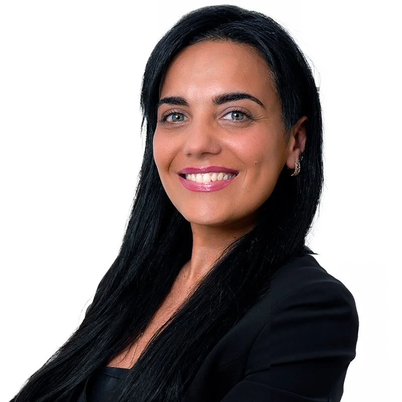 Donna con capelli neri lunghi e braccialetto, sfondo bianco, scritta "NEW ENTRY" in rosa.