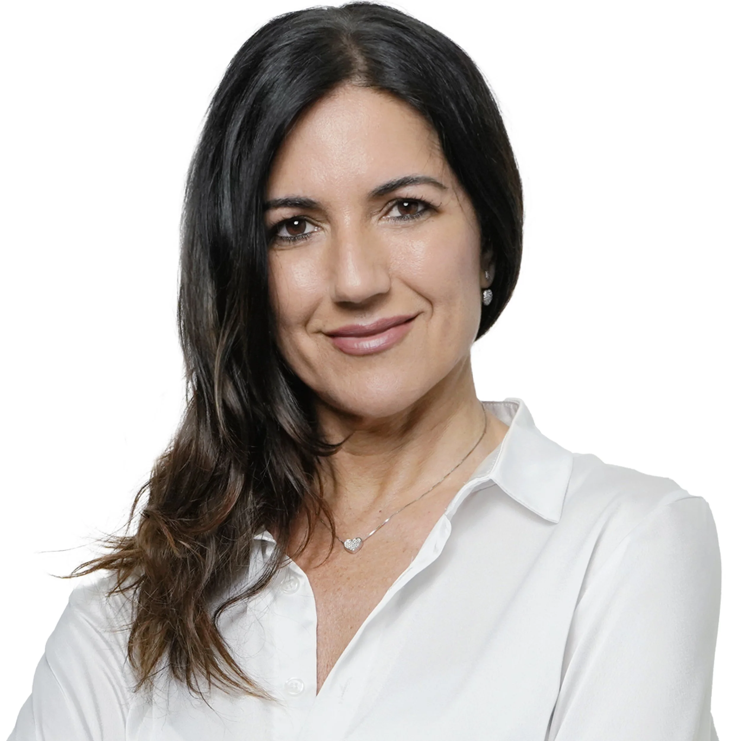 Donna sorridente con capelli scuri, camicia bianca e testo "NEW ENTRY" in sovrimpressione su sfondo bianco.