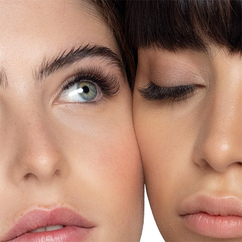 Primo piano di due volti femminili con ciglia lunghe e trucco naturale. Una donna ha gli occhi aperti, l'altra chiusi.