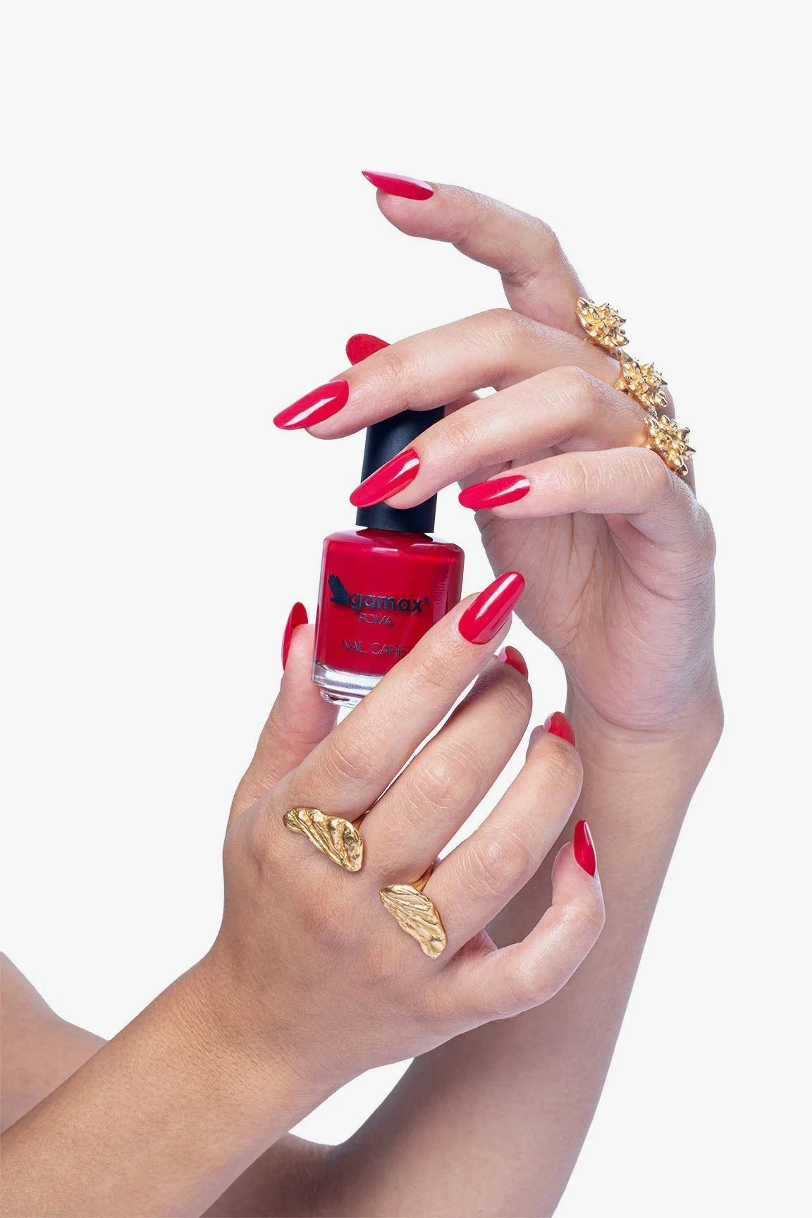 Dettaglio mani tenendo un smalto rosso gamax