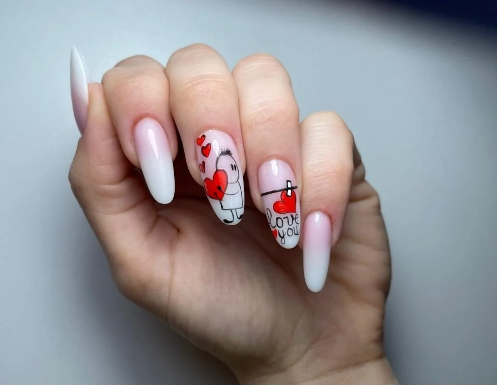 Dettaglio mano con Nail Art Painting Gel San Valentino