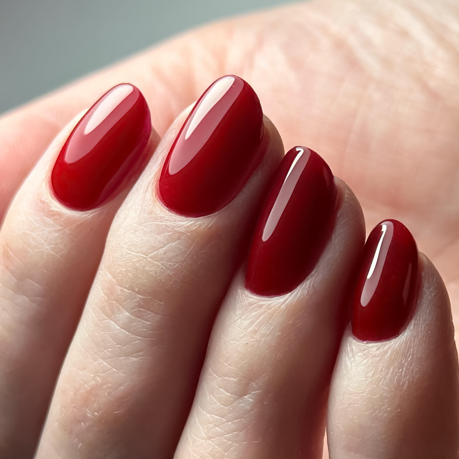 Manicure con smalto rosa e punte nere bianche su unghie a mandorla