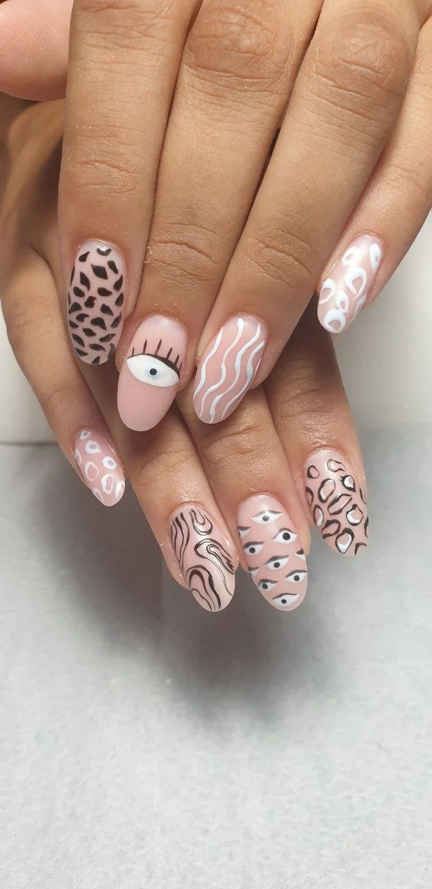 Dettaglio mano con Nail Art e Ghirigori