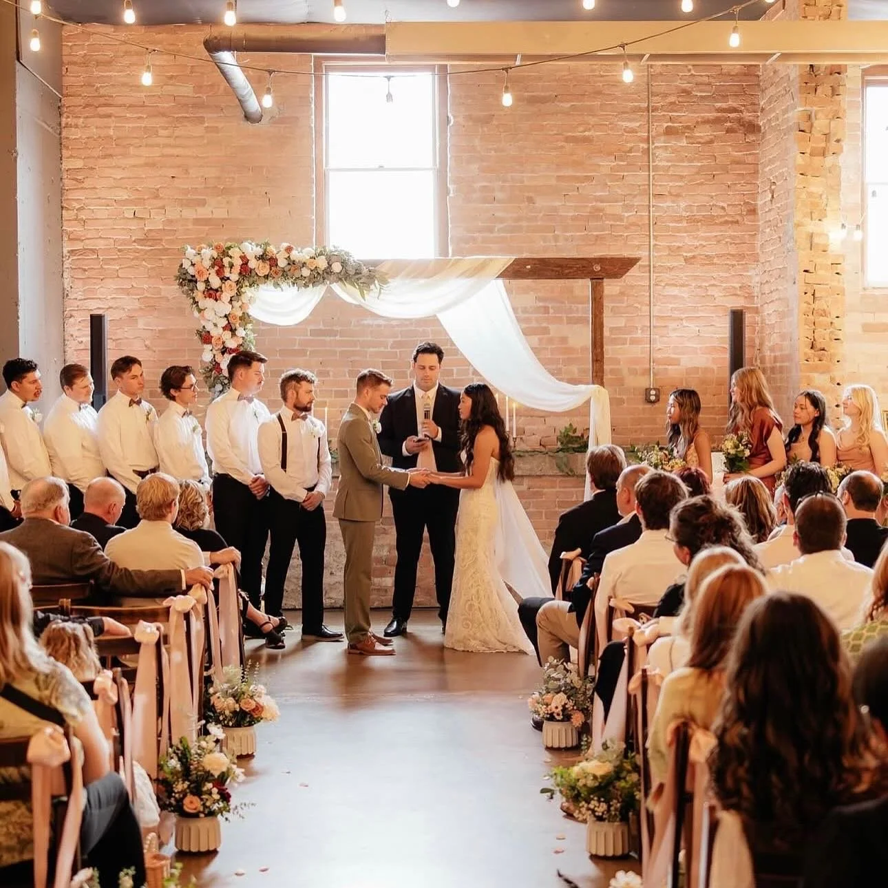 Just the dreamiest ceremony 😍