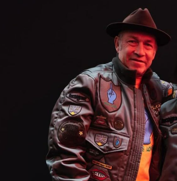  press  Mark Gonzales  | Sacai Fall 2024 Menswear - Paris Fashion Week - Sacai x Mark Gonzales [Vogue Runway]