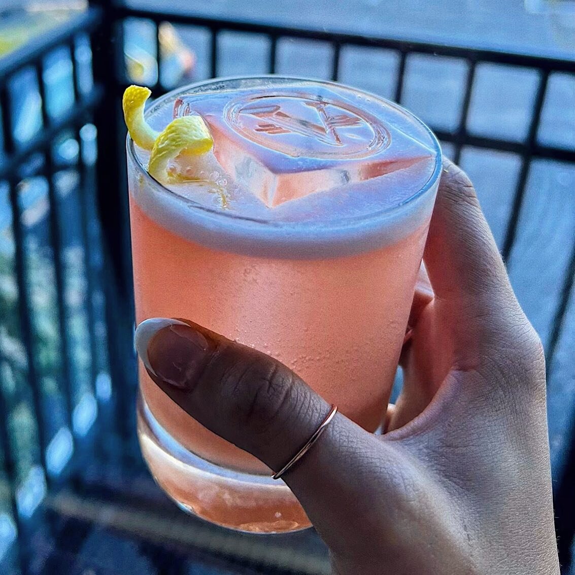 WHO - @probablynotindia 
WHAT - ✨The Cessna ✨ 
Aviation Gin, Campari, Pineapple, Lemon, Agave
WHERE - @vangelsrestaurant 
WHEN - like, RIGHT NOW!
WHY - Because cocktails are fun, but even funner with GOOD ICE 🧊 😘
#vangelsrestaurant #goodice #smallb