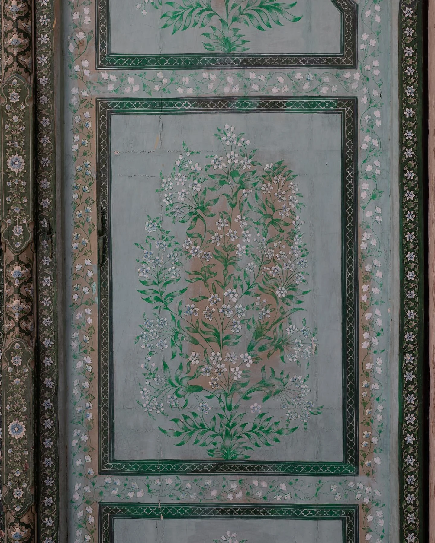 Beautiful details at Hawa Mahal in Jaipur, the city that forever inspires me. 

📷 @hana.snow