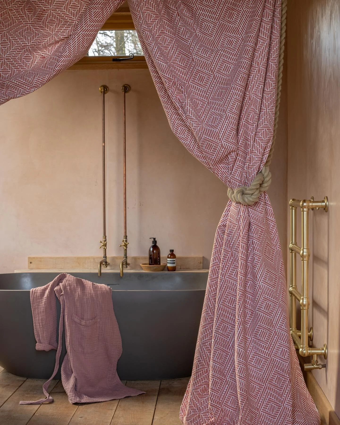 Bath time at @the_quist_treehouse.

Drapery in Rattan in Spice Route. Hand block printed by Sultan Ji and his apprentices in Sanganer, a suburb on the outskirts of Jaipur. 100% Organic Cotton. 

📷 @hana.snow