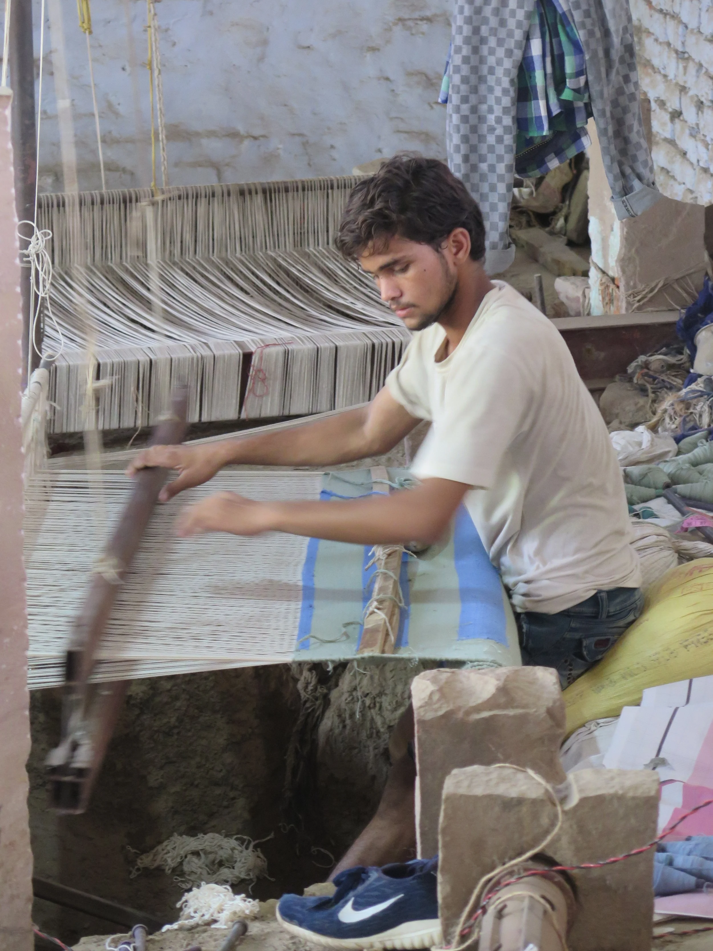 Riaz on the loom in Chunar