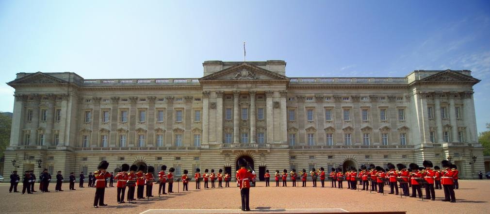 Buckingham Palace landing guards.jpg