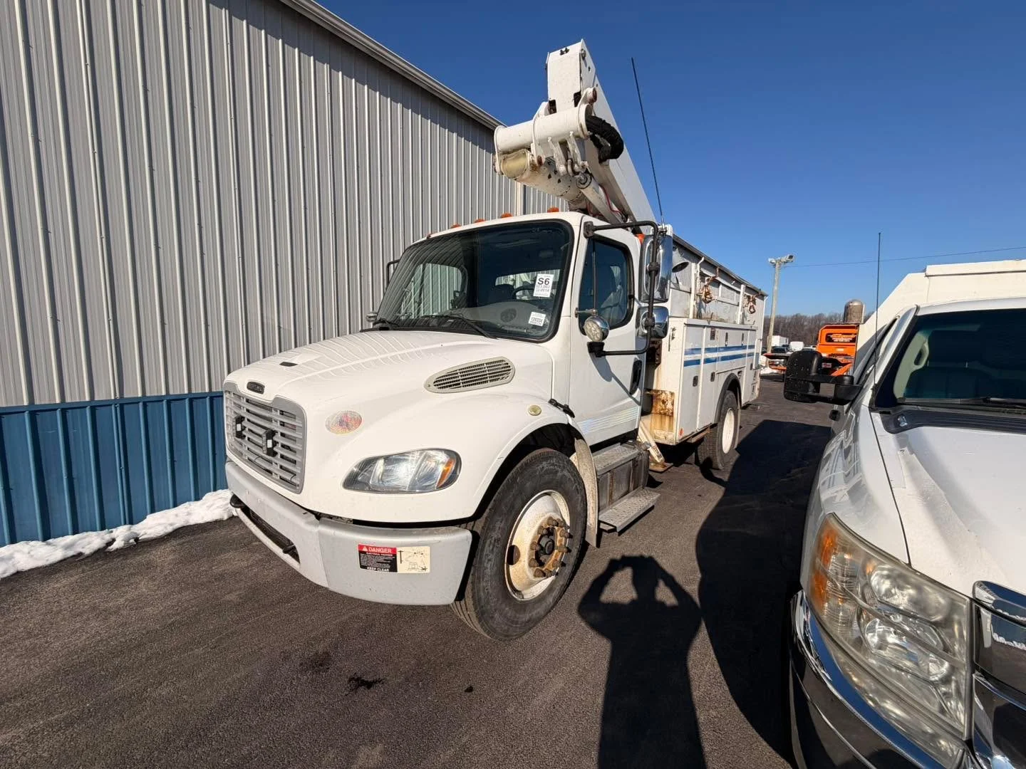 🚨 2014 Freightliner Bucket Truck &ndash; Utility Spec &ndash; Ready to Work 🚨

Straight from a local electric company.

This thing earned its living.
 &bull; ✅ 2014 Freightliner
 &bull; ✅ 323,000 miles
 &bull; ✅ Full bucket lift setup
 &bull; ✅ Uti