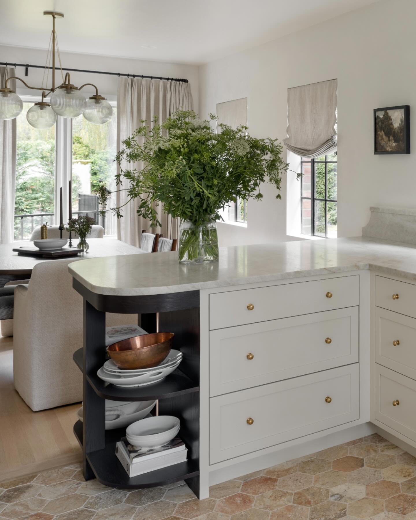 Looking through photos today to show a client some detail examples and can we just take a moment for that transition between painted cabinetry and stained shelving? 

Design: @92maple
Build: @bevel_builds 
Photo: @mirandaestes 
.
.
.
.
#92Minteriors 