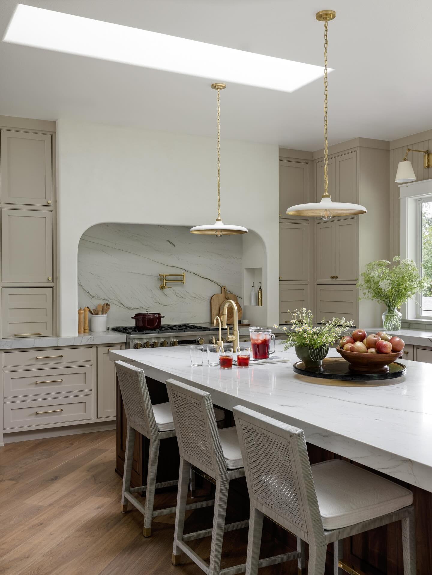 At long last, after all my amatuer phone photos over the past year, #92MEchoFalls makes its professional debut! 

Design: @92maple 
Builder: @keen_eye_build 
Photo: @mirandaestes 

#92Minteriors #92Mkitchens #92Mdesign
#kitchendesign #interiordesign 