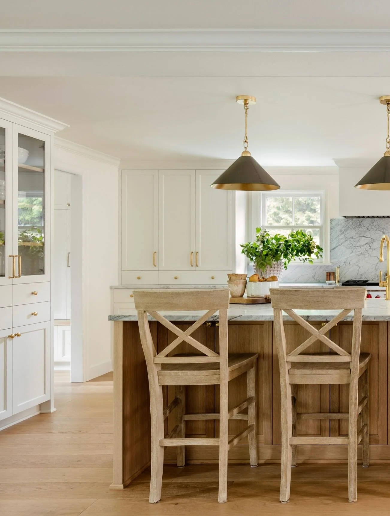 Balancing warmth and refinement, where brass, marble, and wood come together in effortless harmony
Design: @92maple
Photos: @mirandaestes 
.
.
.
.
#92Minteriors #92Mkitchens #92Mdesign
#kitchendesign #interiordesign #seattleinteriordesign #modernclas