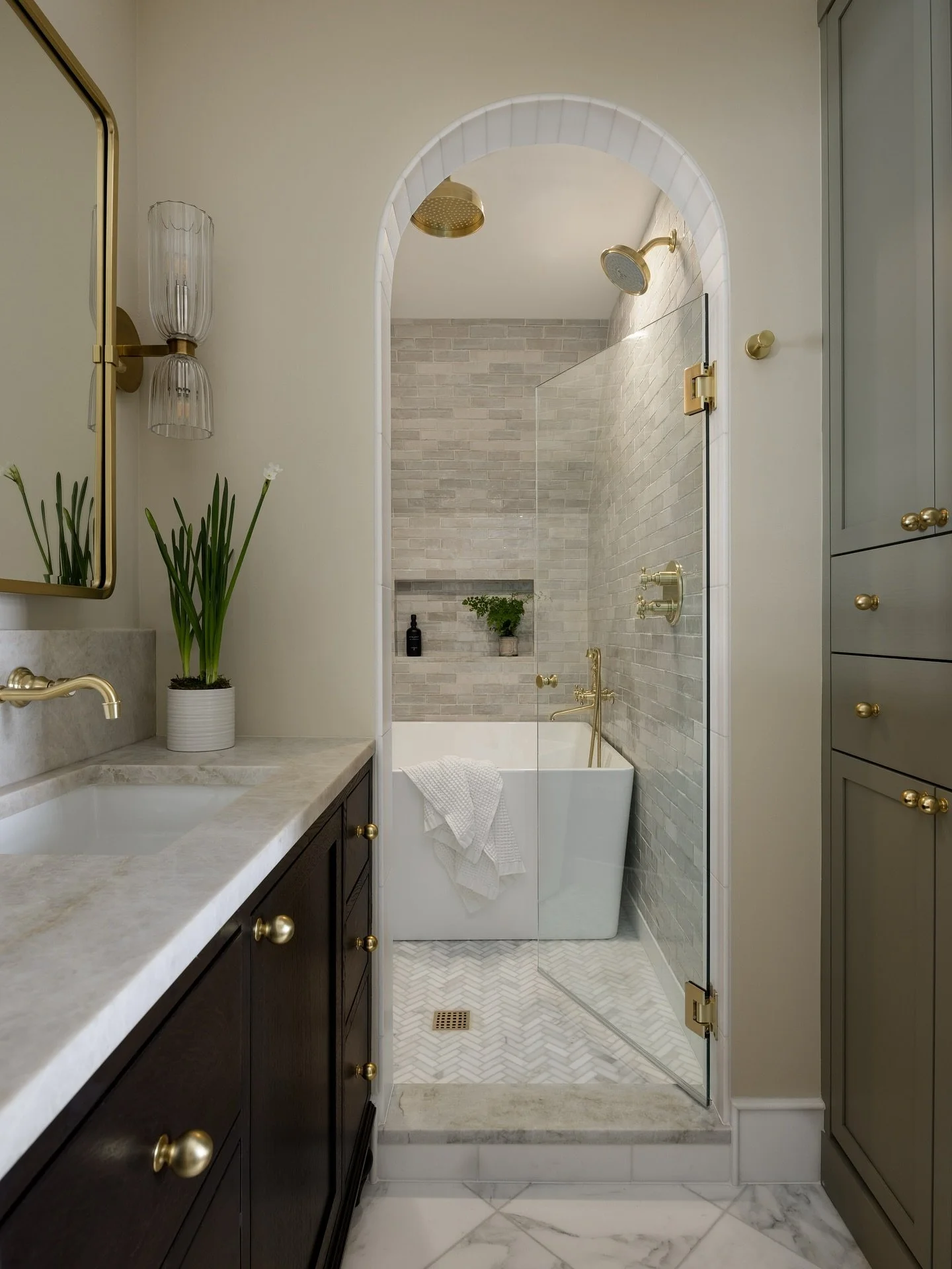 Proof that luxury doesn&rsquo;t need a lot of square footage, just the right details&hellip;and a good designer 😉 #92maple
Design @92maple 
Build @bevel_builds 
Photography @mirandaestes 
.
.
.
.
#92Minteriors #92Mbathrooms #92Mdesign
#bathdesign #i