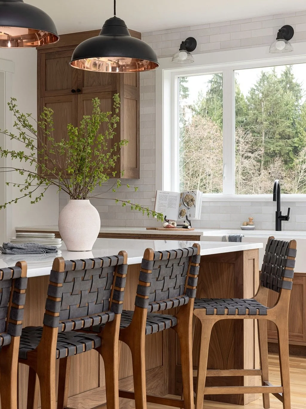 From tired and dim to timeless and bright, this renovation proves that luxury can feel effortless. Your home could be next. Swipe for before #92Mbeforeandafter
Design @92maple 
Photo @sumairaamberphoto 
.
.
.
.
#92Minteriors #92Mkitchens #92Mdesign
#