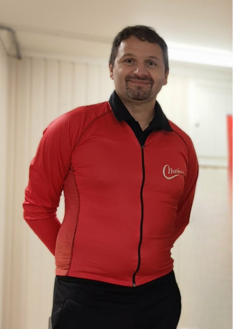 Istvan Besenyi svømmetrener i Merkes med fokus på teknikk og strukturert svømmetrening