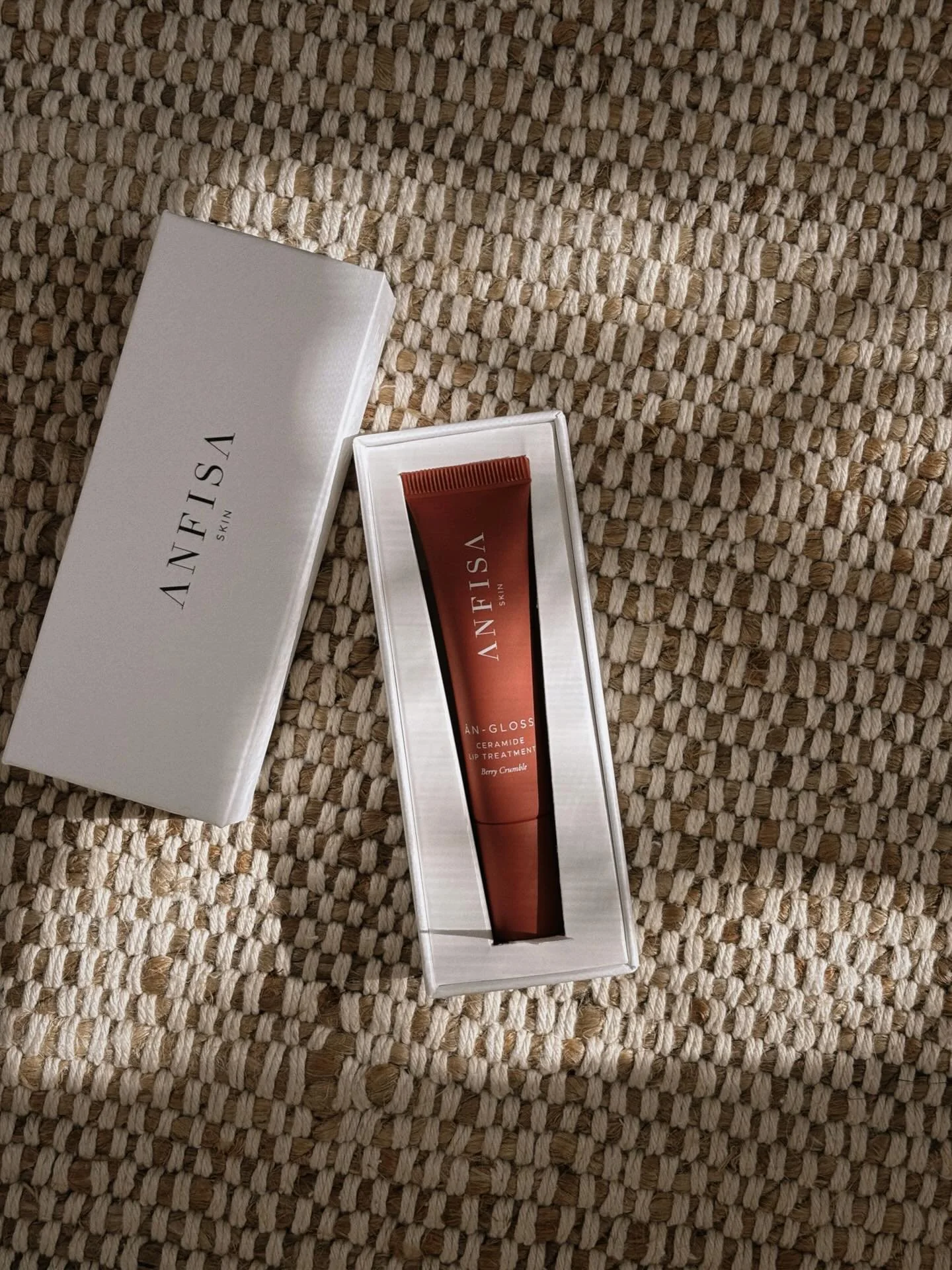 At James Rose Studio, we love products that go beyond surface-level. The Anfisa Lip Tēnt does exactly that. A little luxe, a lot of nourishment.