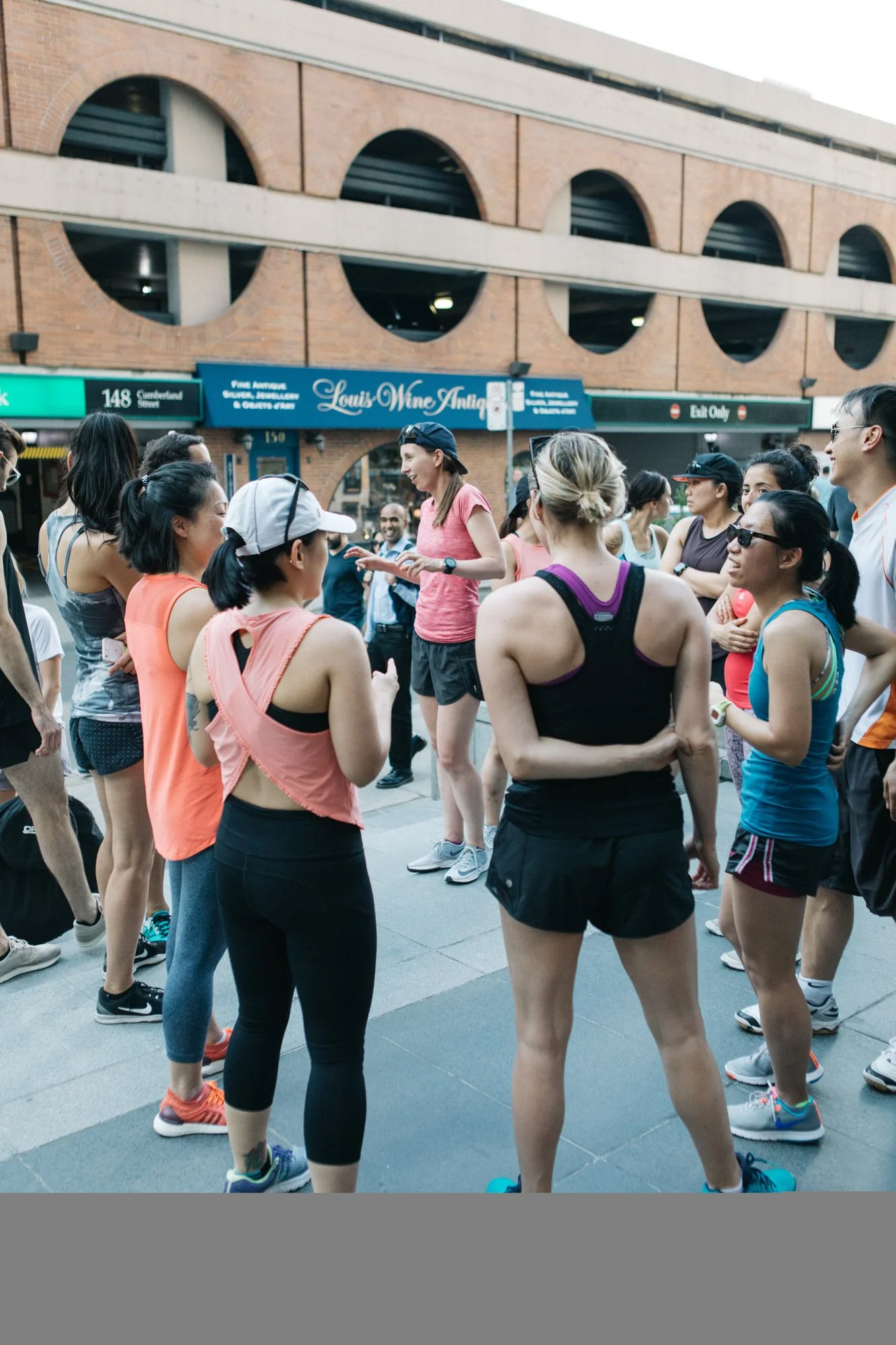 lindsay scott leading a runners group in toronto
