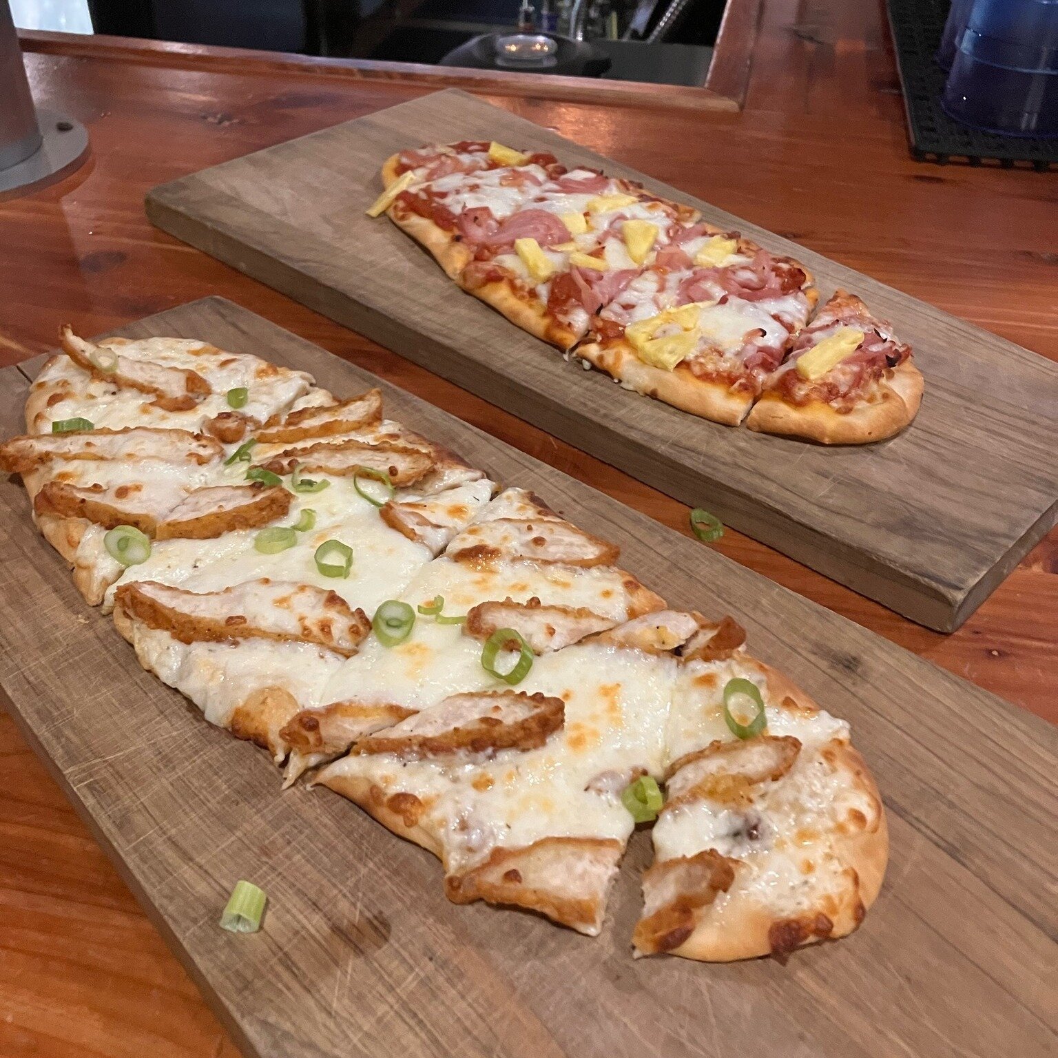 FLATBREAD MONDAY! Order one of these (or try 'em both!) every Monday in July at the Yankee.

🍕 Hawaiian &ndash; housemade spicy red sauce, mozzarella cheese, ham and pineapple.
🍕 Chicken Alfredo &ndash; housemade Alfredo sauce, mozzarella and crisp