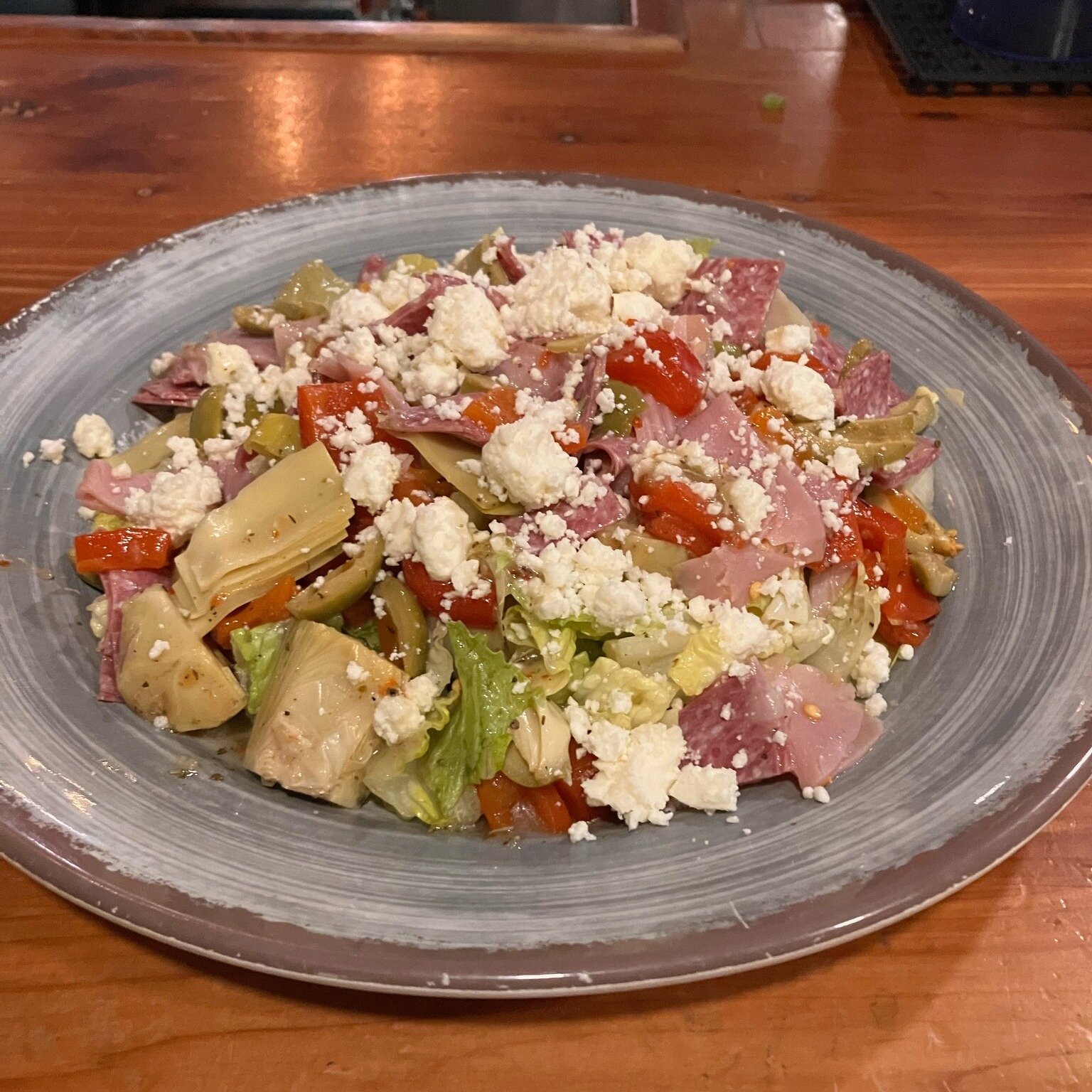 Keeping it fresh on Wednesdays this month with our Italian Antipasto Salad 🇮🇹 Salami, ham, artichokes, mixed olives, roasted red pepper, pepperoncini, tomato and feta are tossed in house dressing over a bed of romaine. Available every Wednesday thi