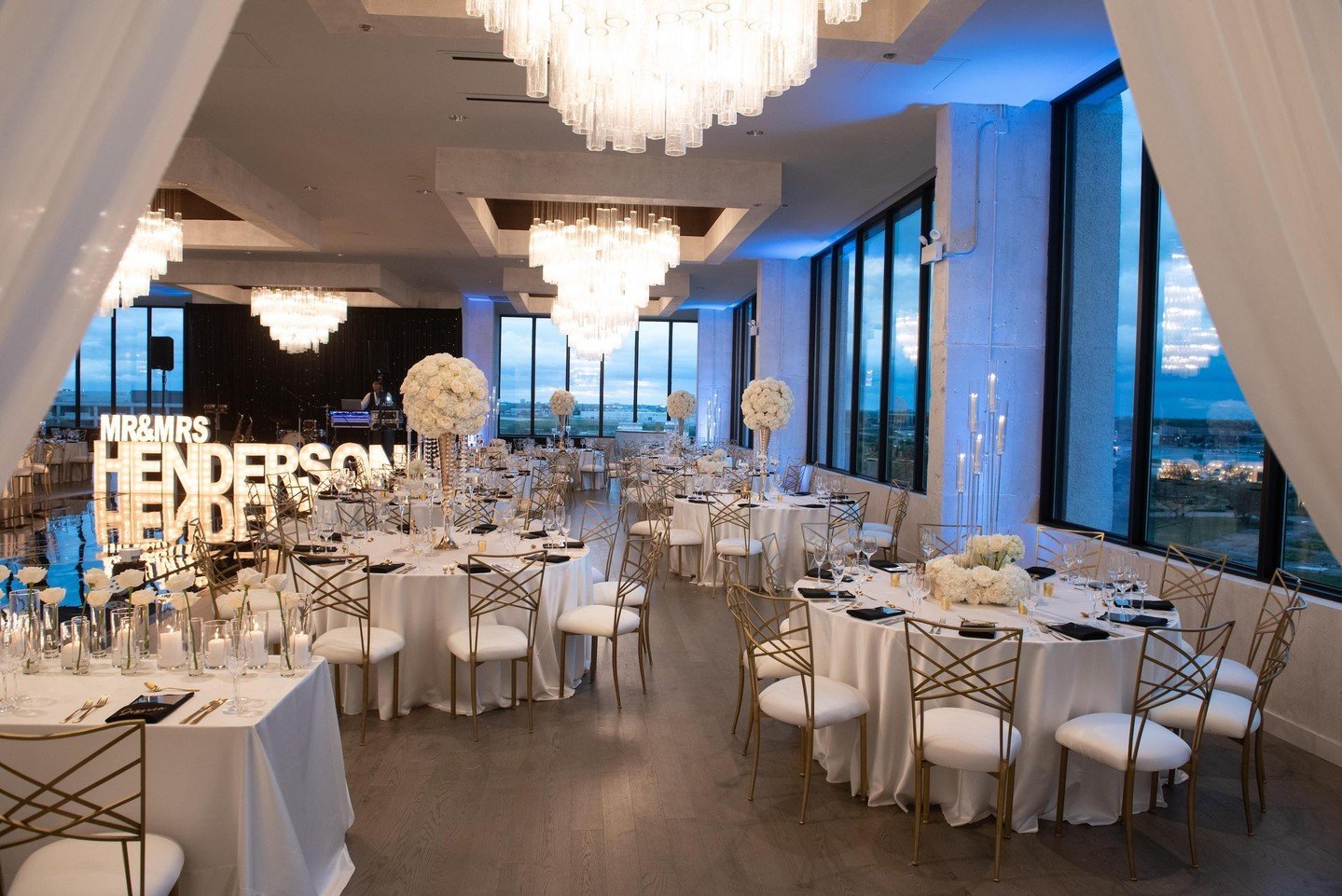 Design opportunities are endless here at Sky on Nine! We love this classic modern black &amp; white decor from A &amp; S&rsquo;s wedding! 

📸 @bartgalbasphotography
💐 @designdeflores
🥂 @designs_by_bianca
.
.
.
#chicagowedding #RosemontIL #weddingd