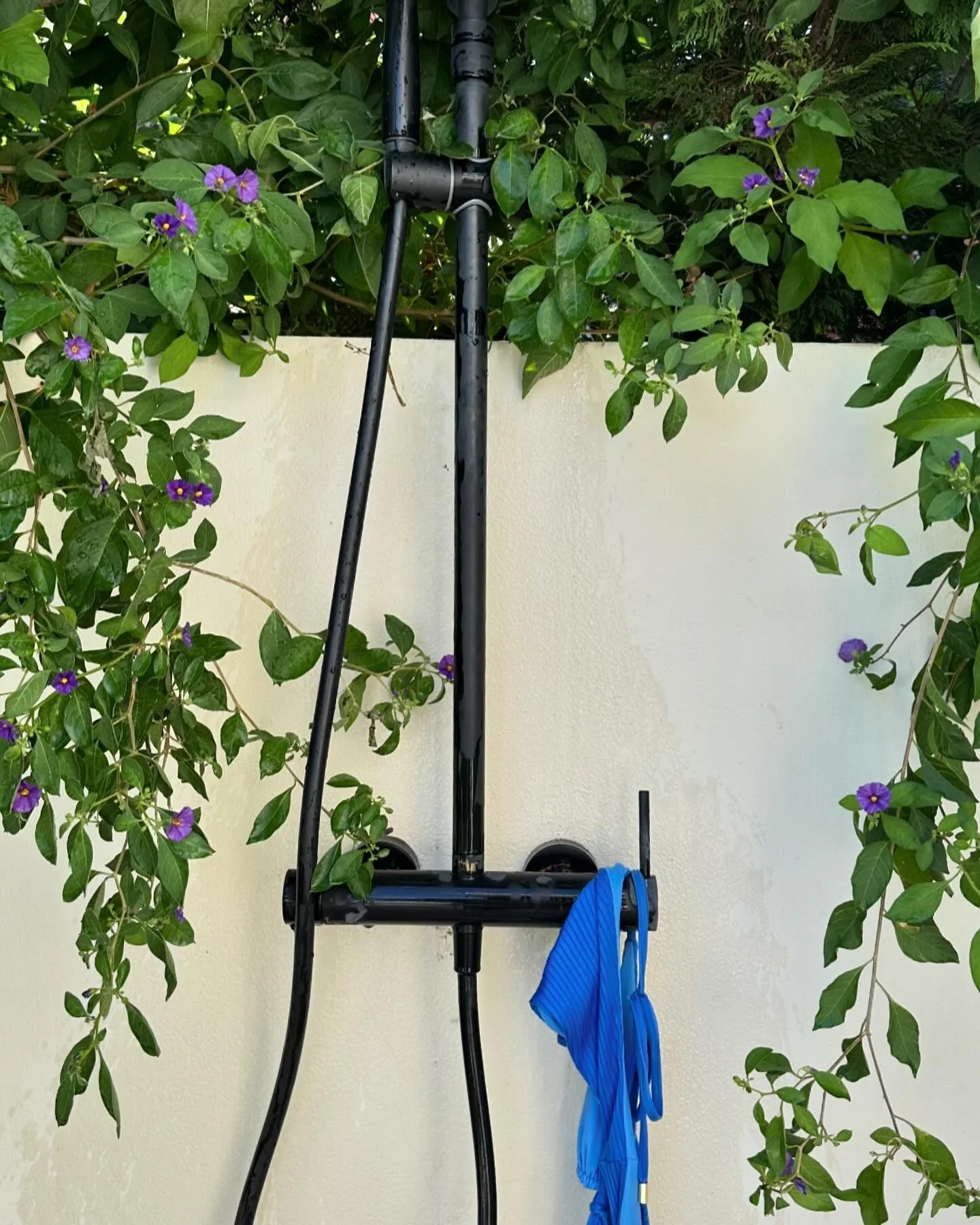 After a long day at the beach soaking up the Mediterranean sun, you come home to the calmness of the village, wash away the salt &amp; sand with an outdoor shower, surrounded by aromas of the garden and the soft sounds of island life 😌🍃🤍

&hellip;