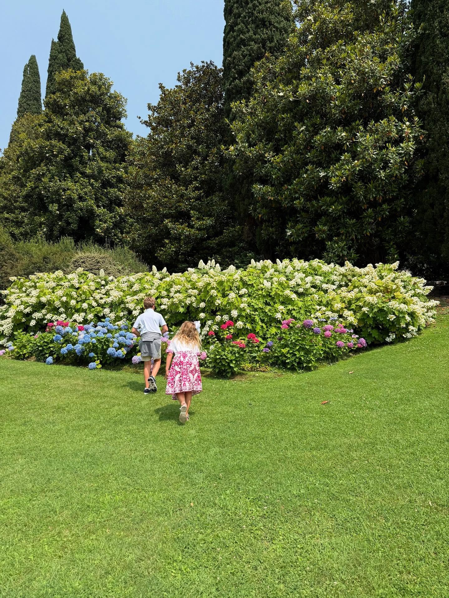 Lake Como Day 2. We started the day by exploring the darling town of Cernobbio, which is just a short walk from @villadestelakecomo 🪻The hotel itself also has 25 acres of gardens with incredible walking/jogging trails that lead up to a mock fortress