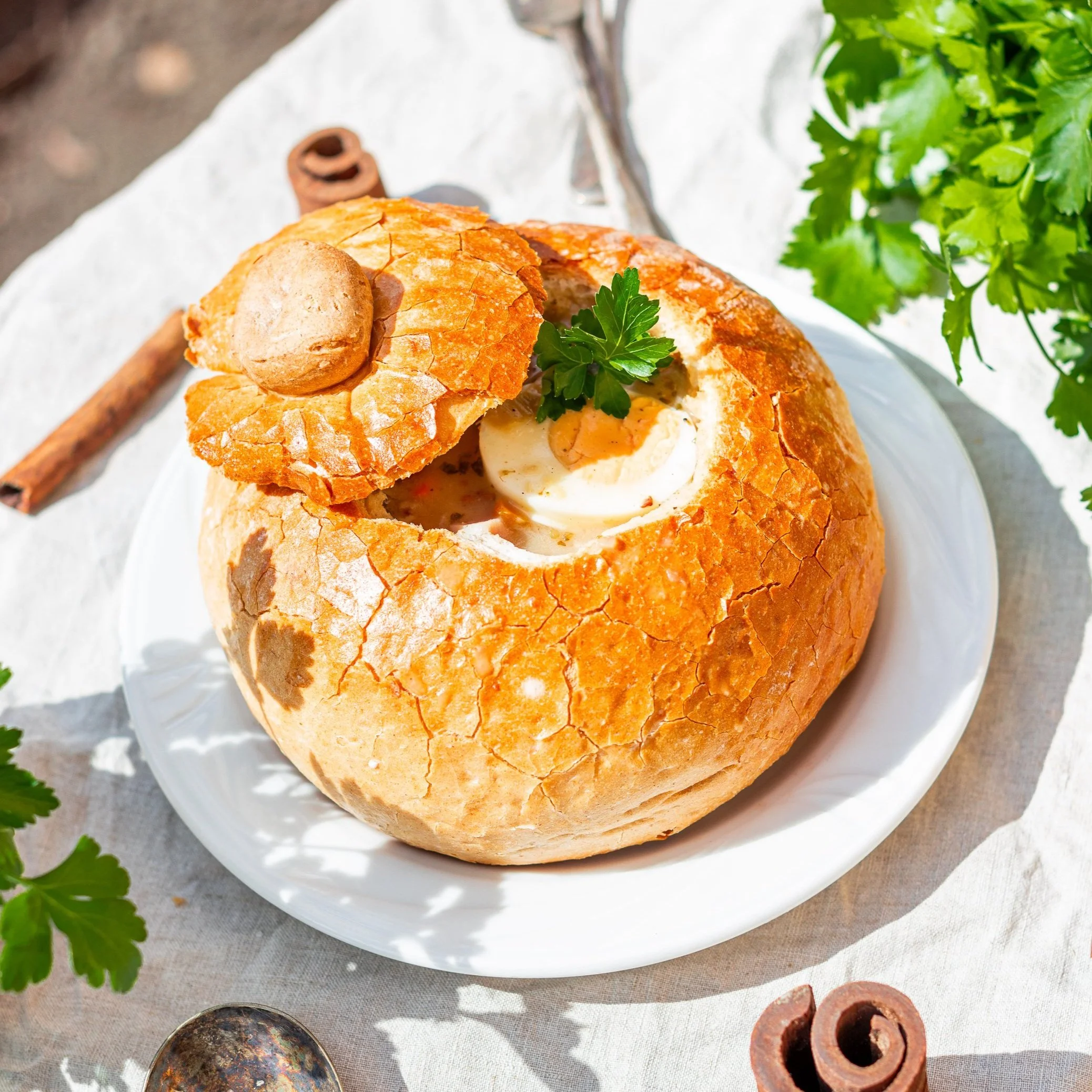 Żur w chlebie z jajkiem i białą kiełbasą