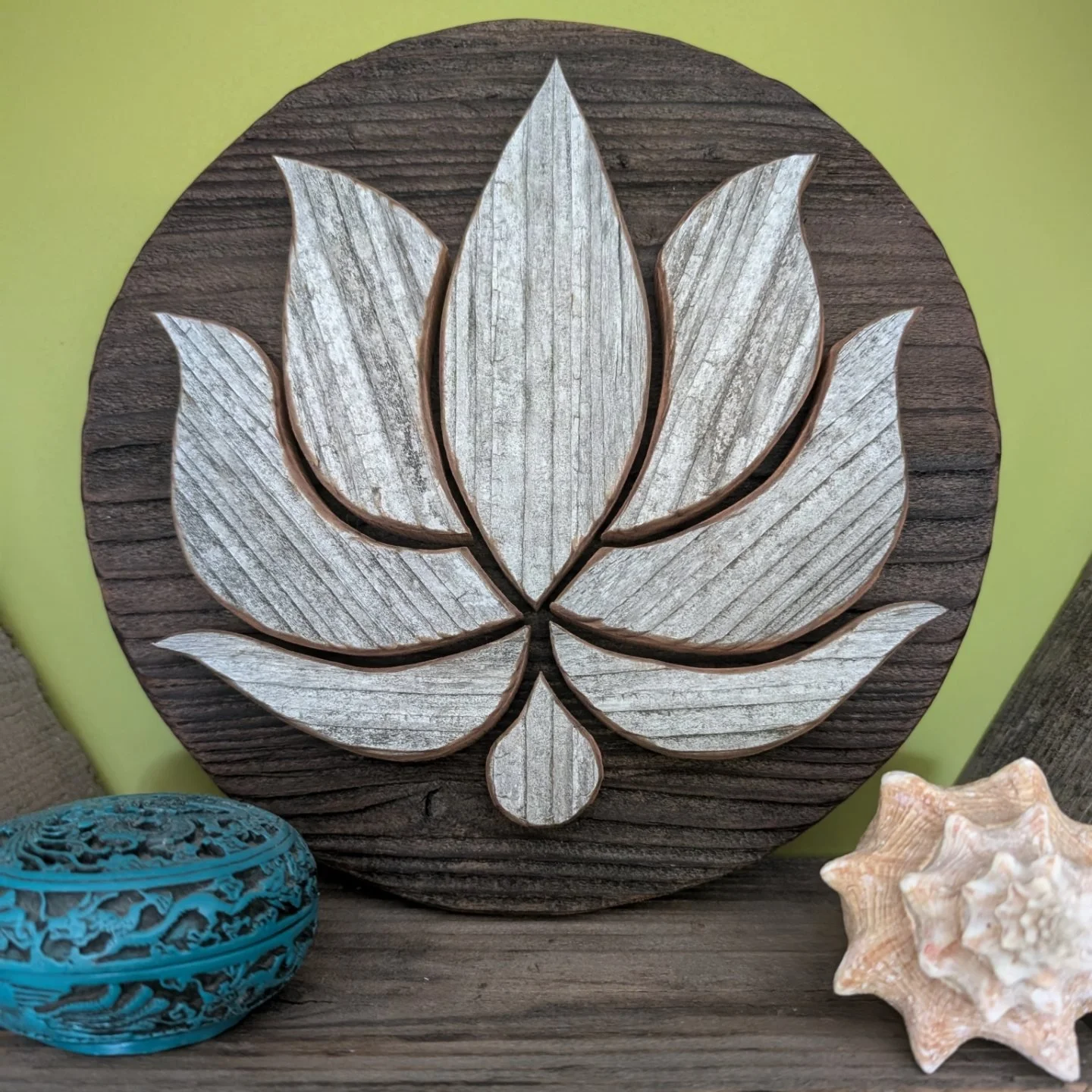 Here's something new! I've been making some small rounds for an upcoming sale at my yoga studio. I really like the beauty and simplicity of a circular form and natural wood colors, just like my wine barrel rounds but small and sweet

I'll be trying t