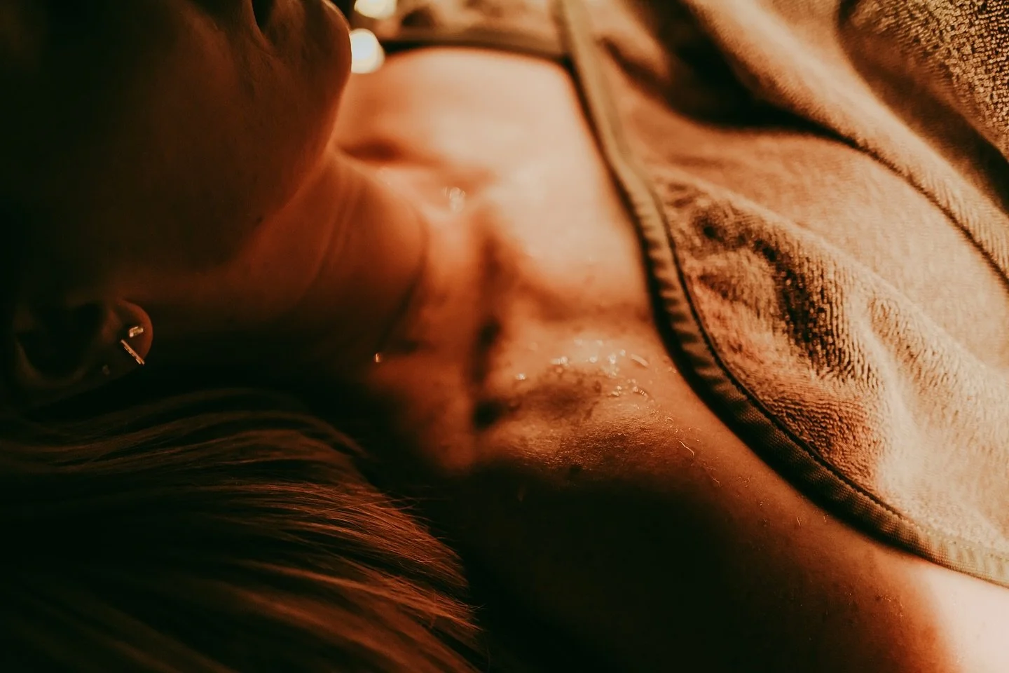 It’s cold, it’s gray, and the rain won’t let up. One of those Louisville days that chills you straight to the bone. But inside our infrared sauna bed, it’s a different story.
The moment you settle in, the warmth takes over. I