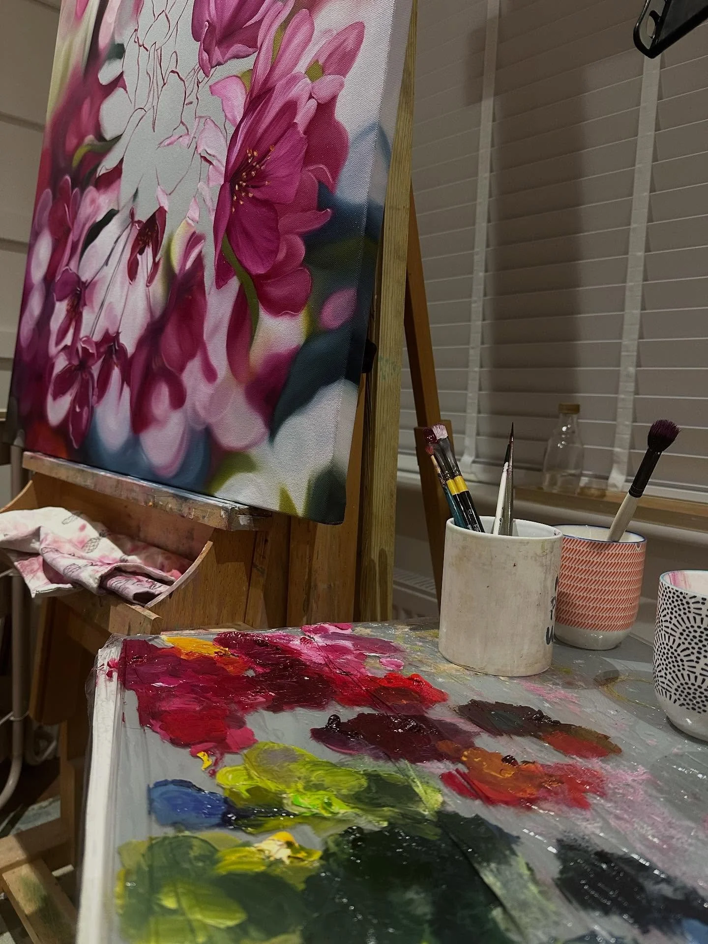 Messy palette, messy studio&hellip;don&rsquo;t care 🫣😜 

WIP - new cherry blossom painting
80 x 80cm

#doingwhatilove #paintingcherryblossoms #natureart #lovepink #notheretoblendin #bloomsoftheday