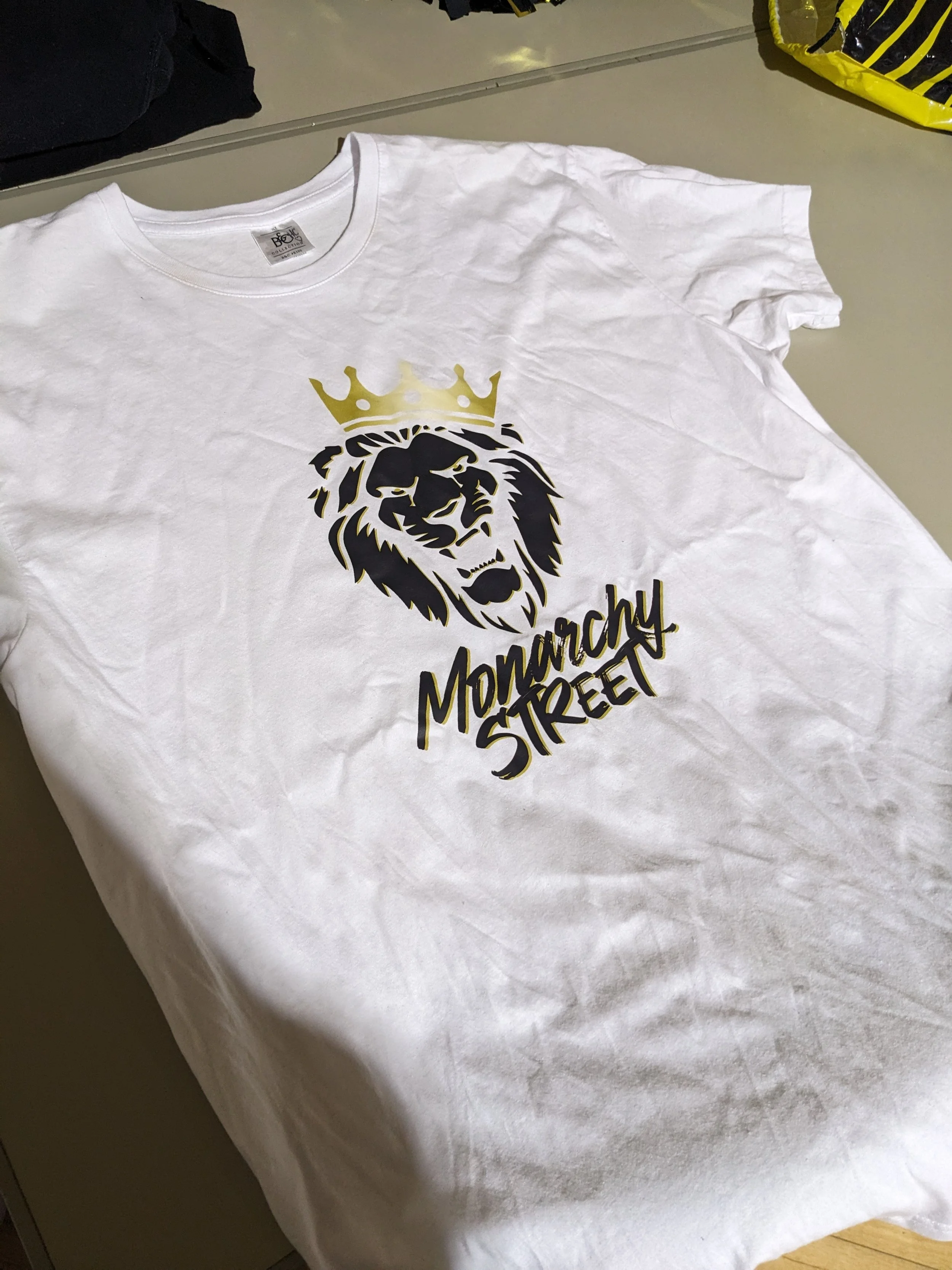 Lion Monarchy Street T' (worn) - Adult XL - FREE
