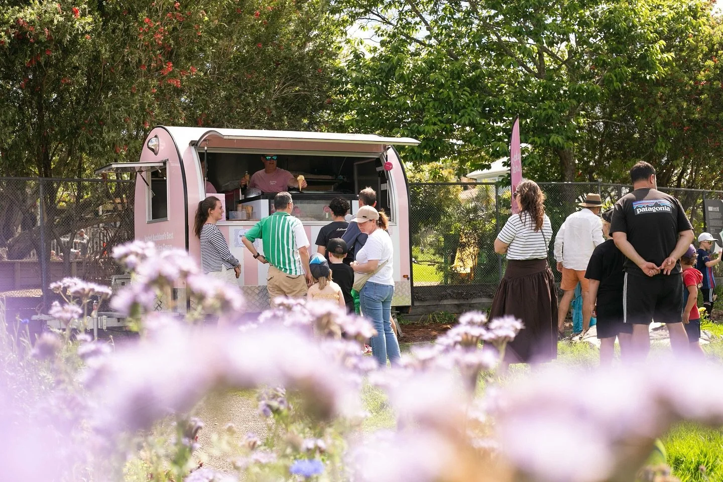 What a dream afternoon in the garden! The sun was out, the iccreams were dripping and the neighbours came in their hundreds to support our wonderful annual fundraiser 🎉 A huge round of applause to the incredible team of volunteers who painted faces,