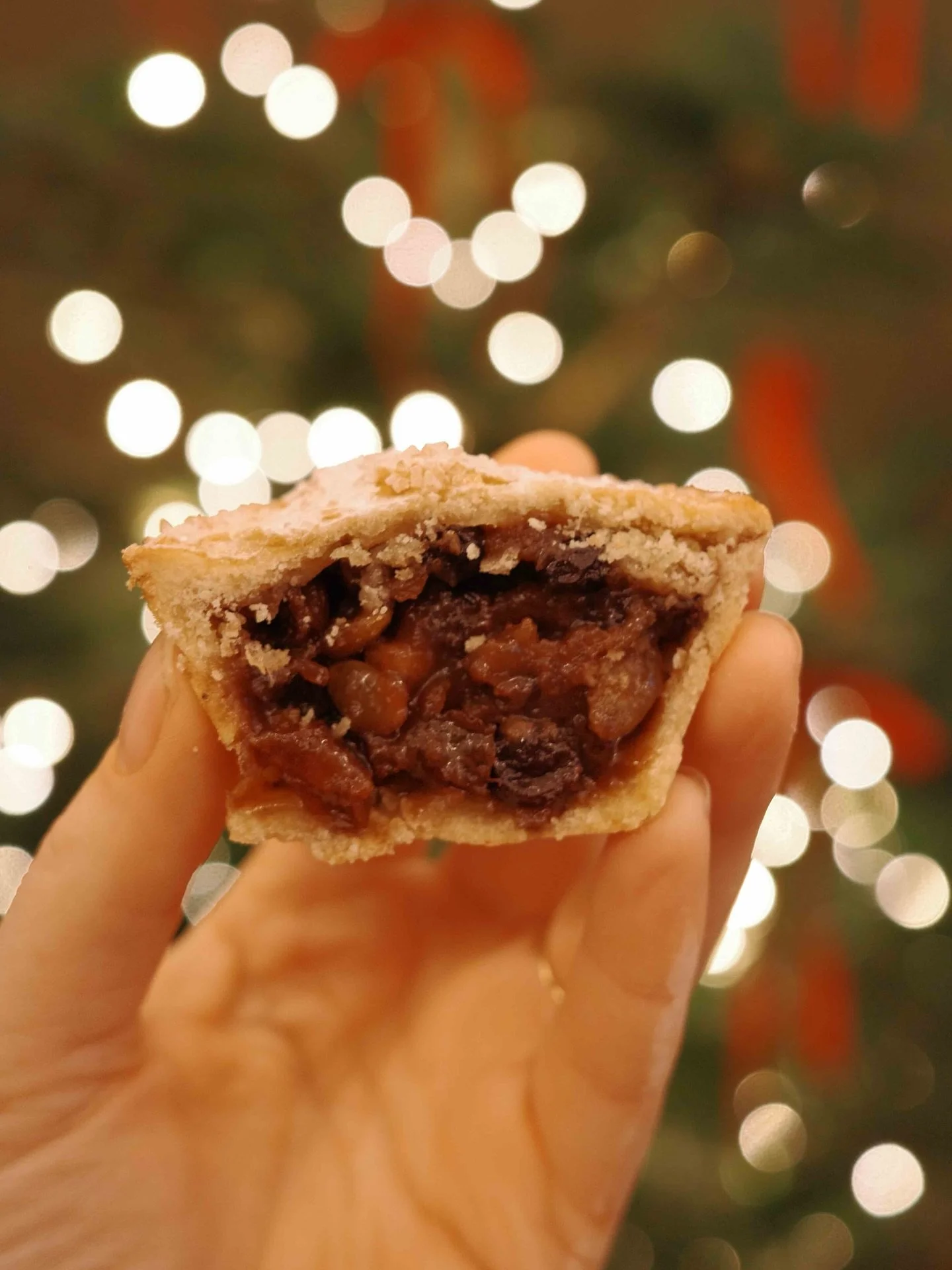 A moment for the mince pie ✨ 

We age our boozy mincemeat for one year for a decadently rich and flavourful filling. Sweet and buttery shortcrust pastry is DEEP FILLED with dried fruit, apple, lemon, pumpkin seeds and vegetable suet all of which have