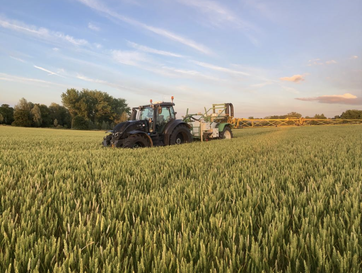 Valtra with sprayer.PNG