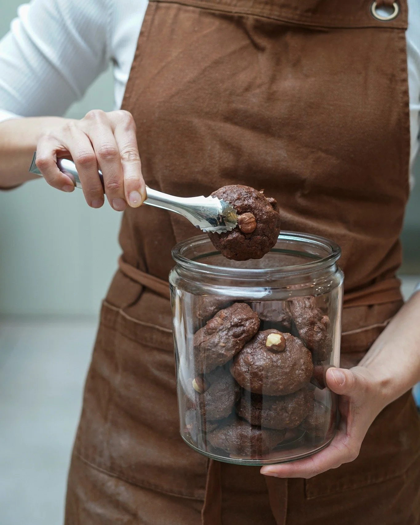 Get stuck in to our Schoko-Haselnuss-Makronen 🍫🍪

Try saying that three times fast. Or just call them Choc Hazelnut Cookies, we're cool with that.

These German-style macaroons are chewy, sticky and absolutely loaded with chocolate and hazelnut fla