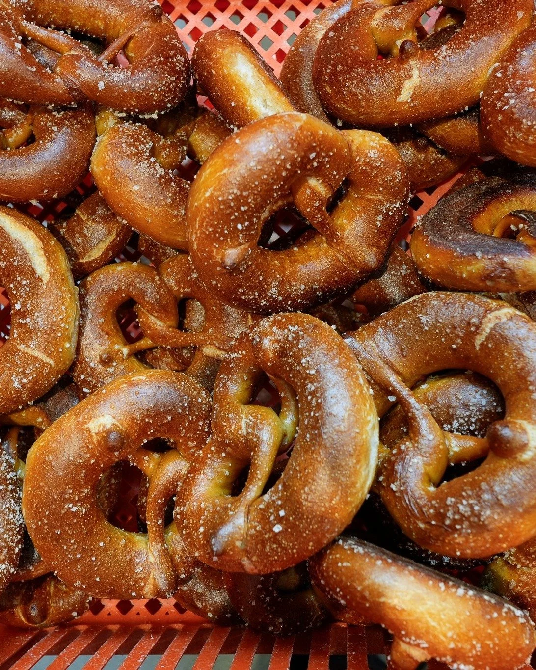 GET. IN. HERE. 🔥

We&rsquo;re staying open until 2:30pm today (Saturday 03/01) and the shelves are STACKED 🤤

🫐 Blueberry danishes (so many)
🍓 Strawberry danishes
🥨 Pretzels &amp; custard pretzels
🧀 Cream cheese &amp; chives
🥐 Ham &amp; cheese