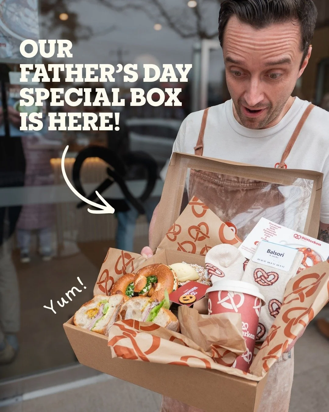 Butterken's Father's Gift Day Box has the WOW-effect! 🤩

Dave looks pretty happy! Trust @chefdaveryan 

Catch this limited time release with all of his favourites:

🥪 Ham, Mustard &amp; Pickle Roll
🥨 Cream Cheese &amp; Chive Pretzel
🍎 Apple Crumb