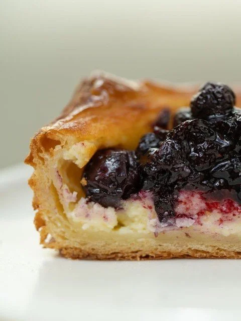 🫐 She's back. And she's looking berry good.

Reintroducing our Blueberry Quark Cheesecake Danish, and we couldn't be happier about it.

Now a little German lesson: Blaubeer-Quark-K&auml;sekuchen (🔊Bl-aww-bear-ke-vark-ke-za-coo-ken) 🤣🤣 Say that th