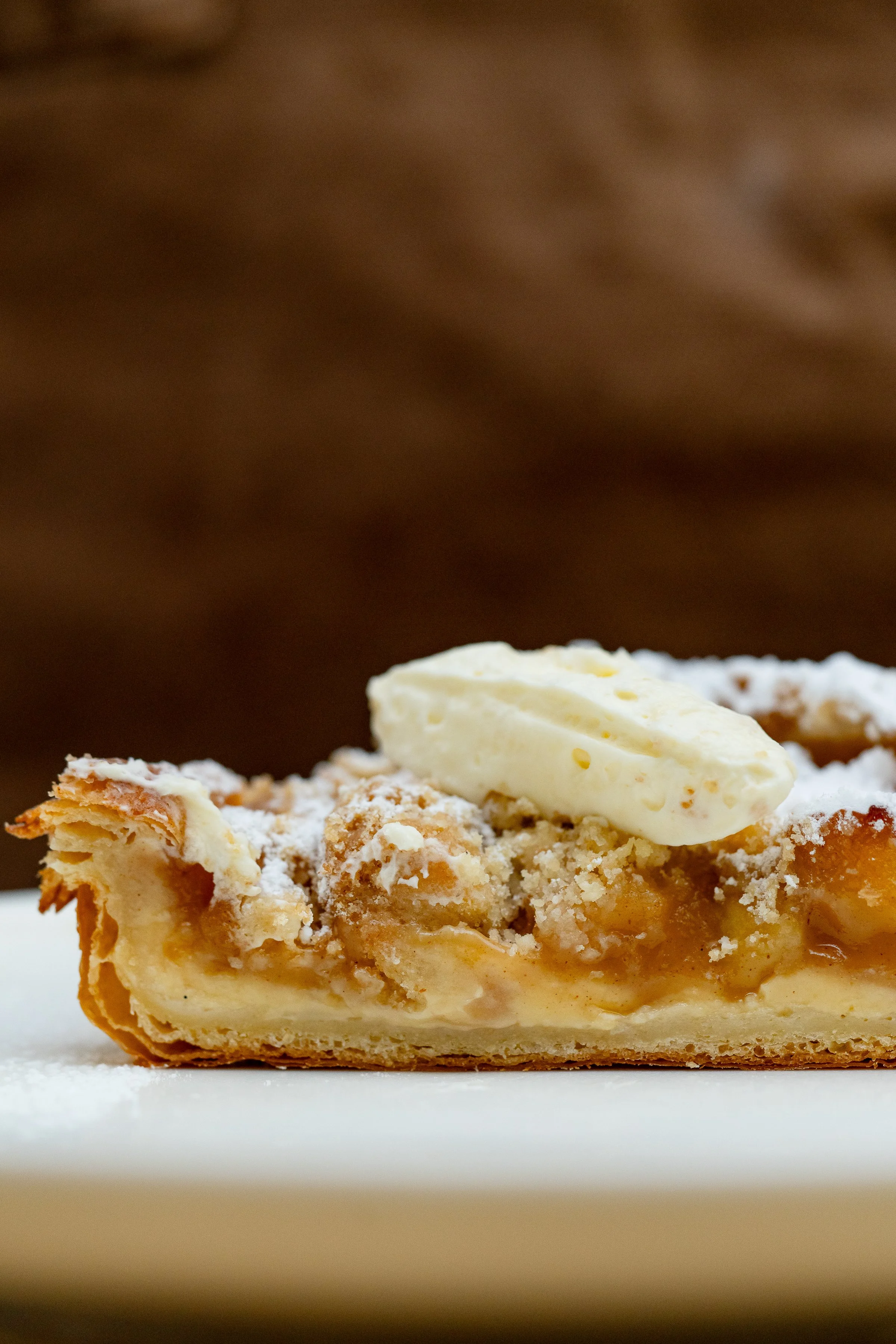 Apfelstreusel on a plate