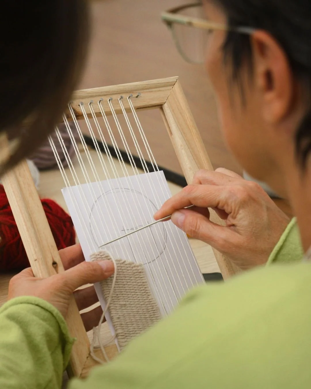 No pr&oacute;ximo s&aacute;bado vamos abrandar o tempo e as m&atilde;os 🧶

O workshop de Tape&ccedil;aria em tear de pregos &eacute; pensado para quem nunca experimentou tecer, mas sente curiosidade por perceber como um conjunto de fios esticados po