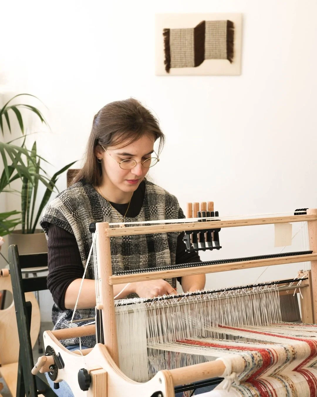 Hoje apresentamos a @numvale, artista residente no atelier e quem orienta as aulas de tape&ccedil;aria, fabrico de papel reciclado e processamento da l&atilde;.

A Maria Elisa trabalha h&aacute; v&aacute;rios anos com t&eacute;cnicas t&ecirc;xteis e 