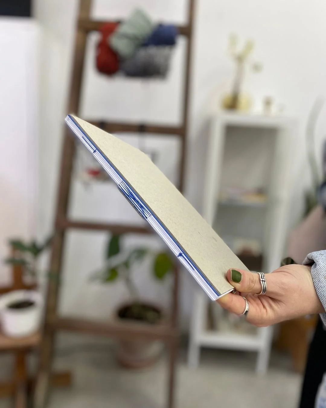 Alguns trabalhos que passaram pelas nossas mesas no &uacute;ltimo ano ✨ 
&Eacute; bonito ver como t&eacute;cnicas t&atilde;o diferentes convivem no mesmo espa&ccedil;o e se influenciam.
O atelier vive destes encontros! Esperamos por muitos mais no pr